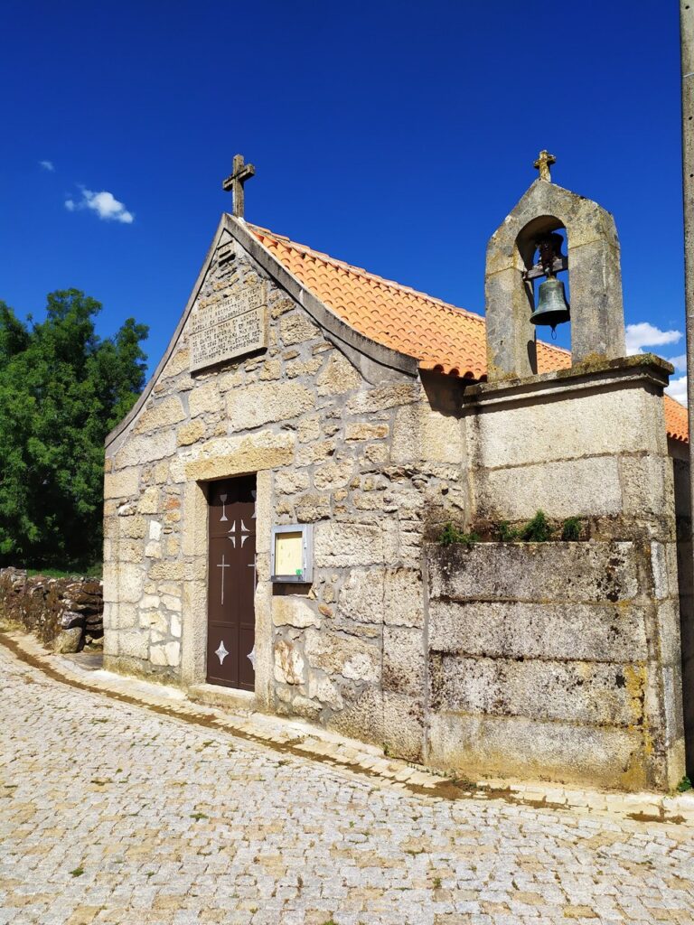 fonte: rochoso