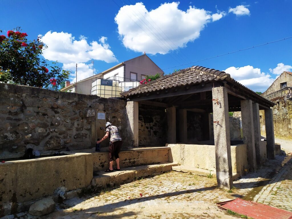 fonte: rochoso