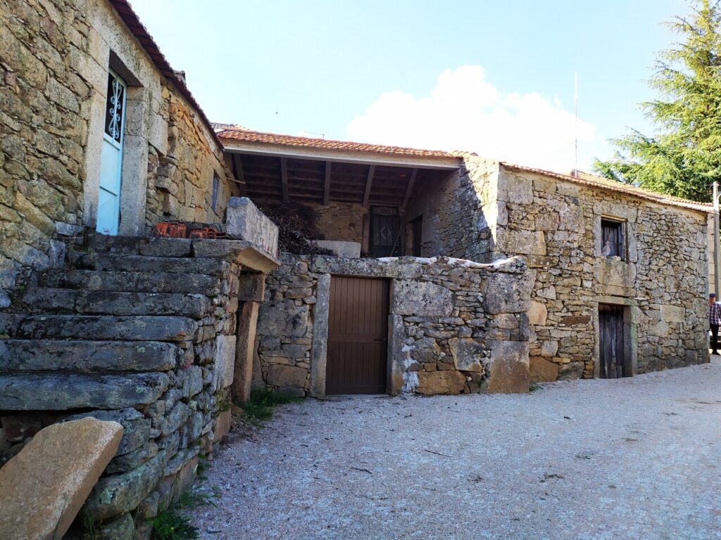 fonte: rochoso