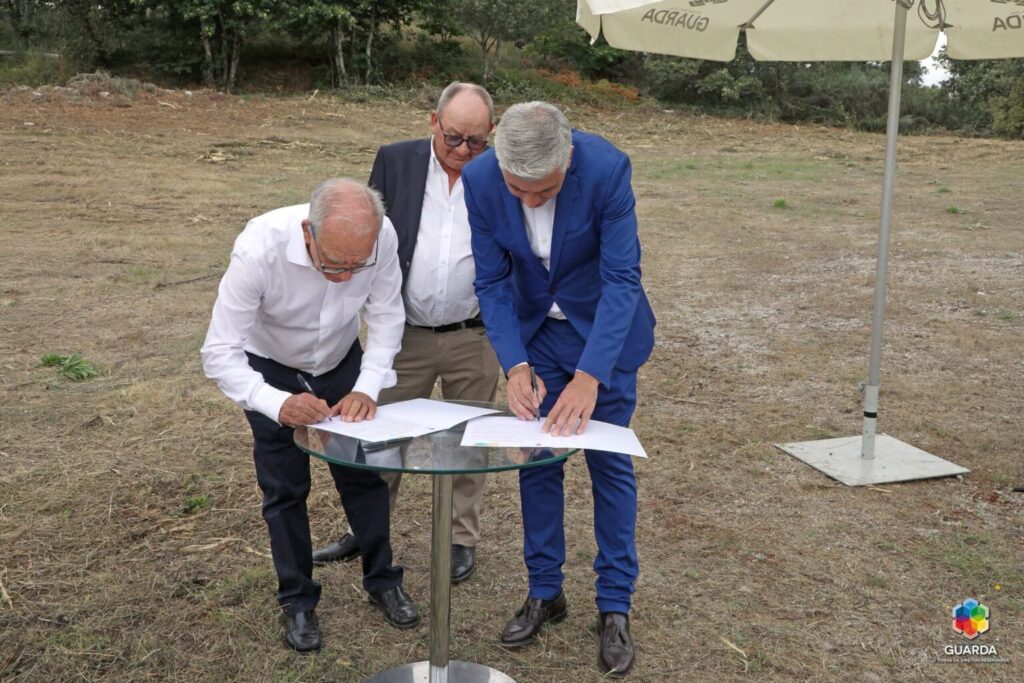 Assinatura do Auto de Consignação da obra de Regeneração do Vale do Cabroeiro, que inclui a variante da Ti Jaquina